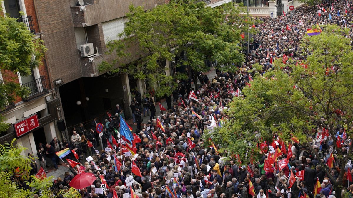 Madrid'de toplanan binlerce kişi, İspanya Başbakanı Sanchez'e istifa etme çağrısında bulundu.