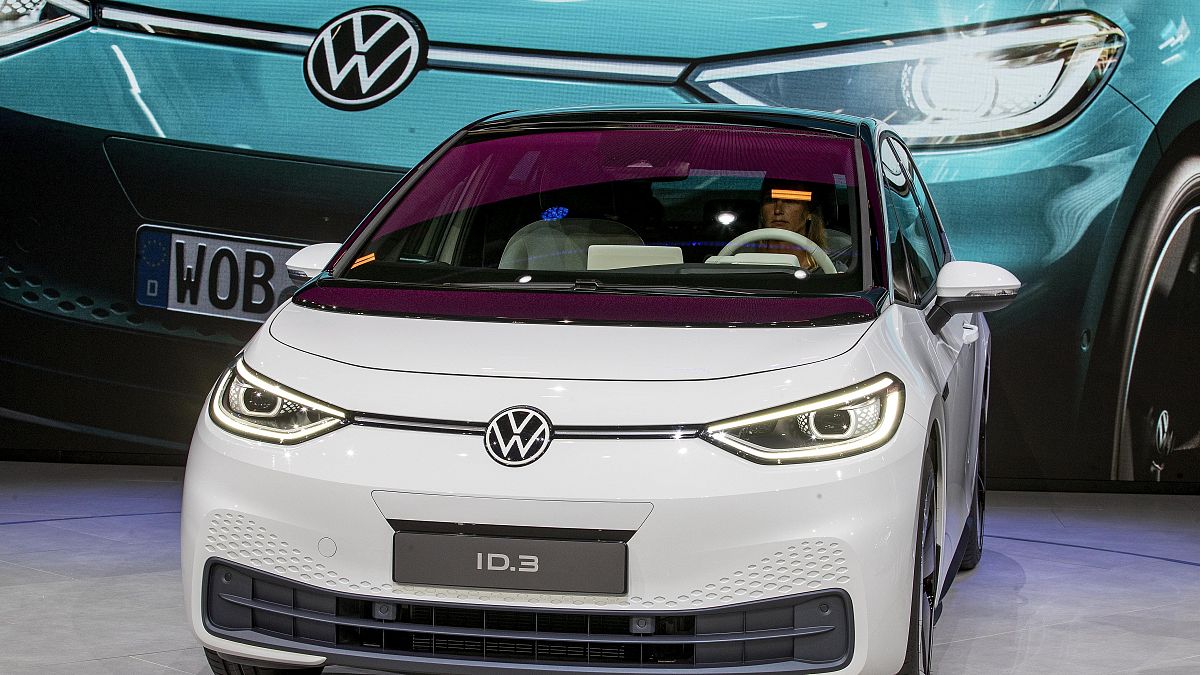 Volkswagen elektrikli otomobil satışları hızla düşüyor: Avrupalılar neden benzine geri dönüyor?