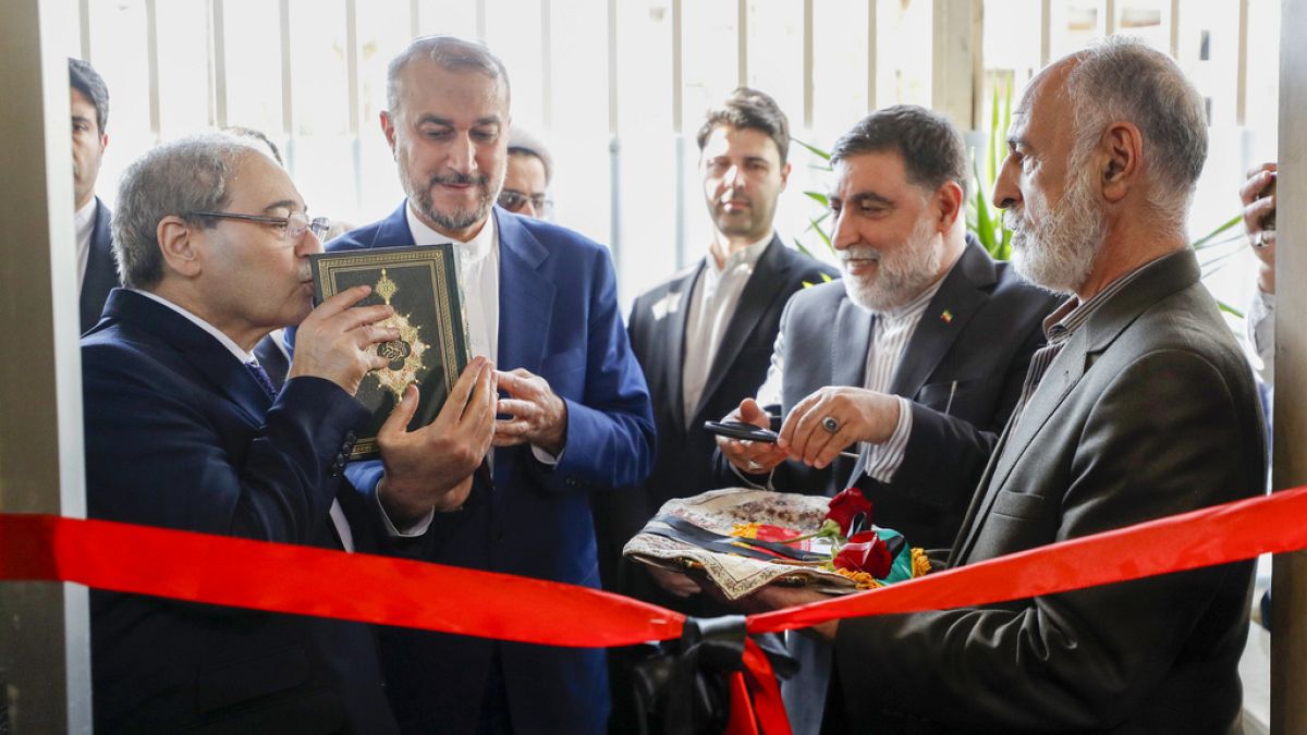 İran, geçen hafta hava saldırısında yıkılan Şam'da yeni bir konsolosluk açtı.