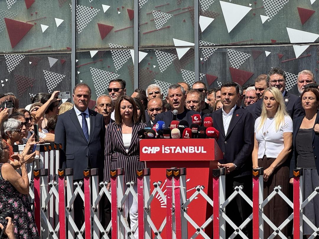 "Koltuğa oturmakta" ısrar eden Gürsel Tekin karşısında insan zinciri bulacak! CHP yönetiminden talimat: Tüm gözler yarına çevrildi - görsel 2