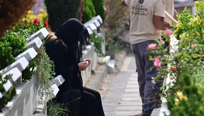 Annesi mezardan ayrılmadı! Cem Garipoğlu'nun cenazesi toprağa verildi