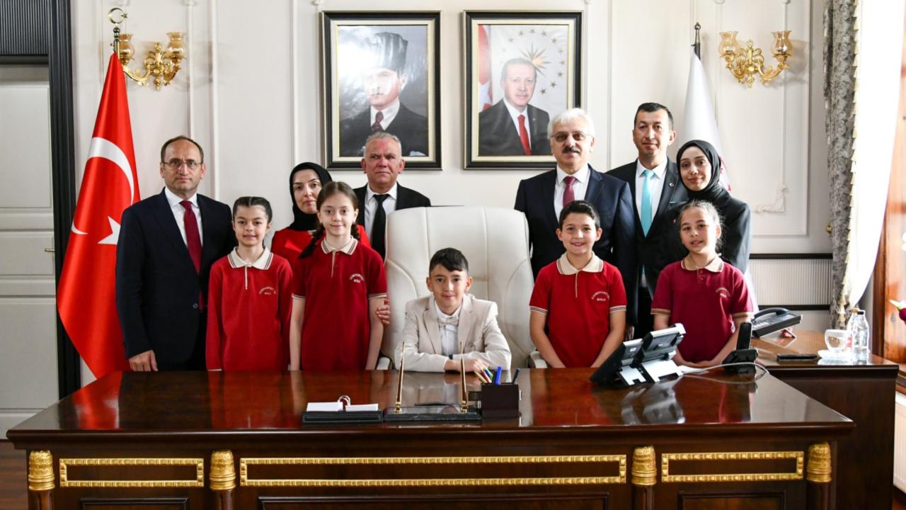 Vali koltuğuna oturup talimat verdi