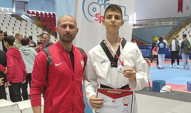 Foça Belediyespor Kulübü Tekvando Şubesi sporcusu Asrın Yağız Büyükyavuz, eleme yarı finalinde altın madalyayla geçti - SPOR