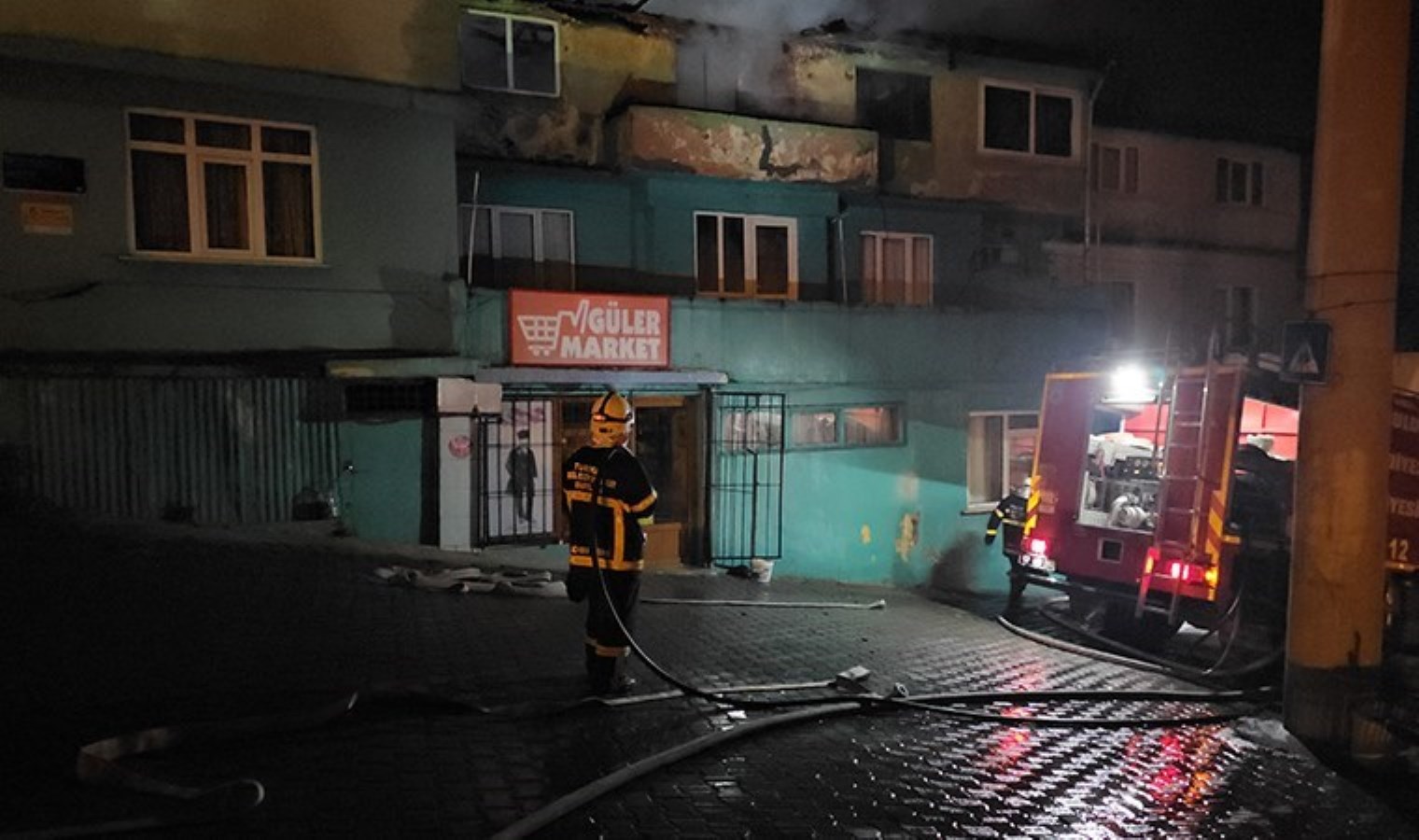 Zonguldak'ta 3 katlı apartmanda yangın: 1 kişi dumandan etkilendi - Son Dakika Türkiye Haberleri