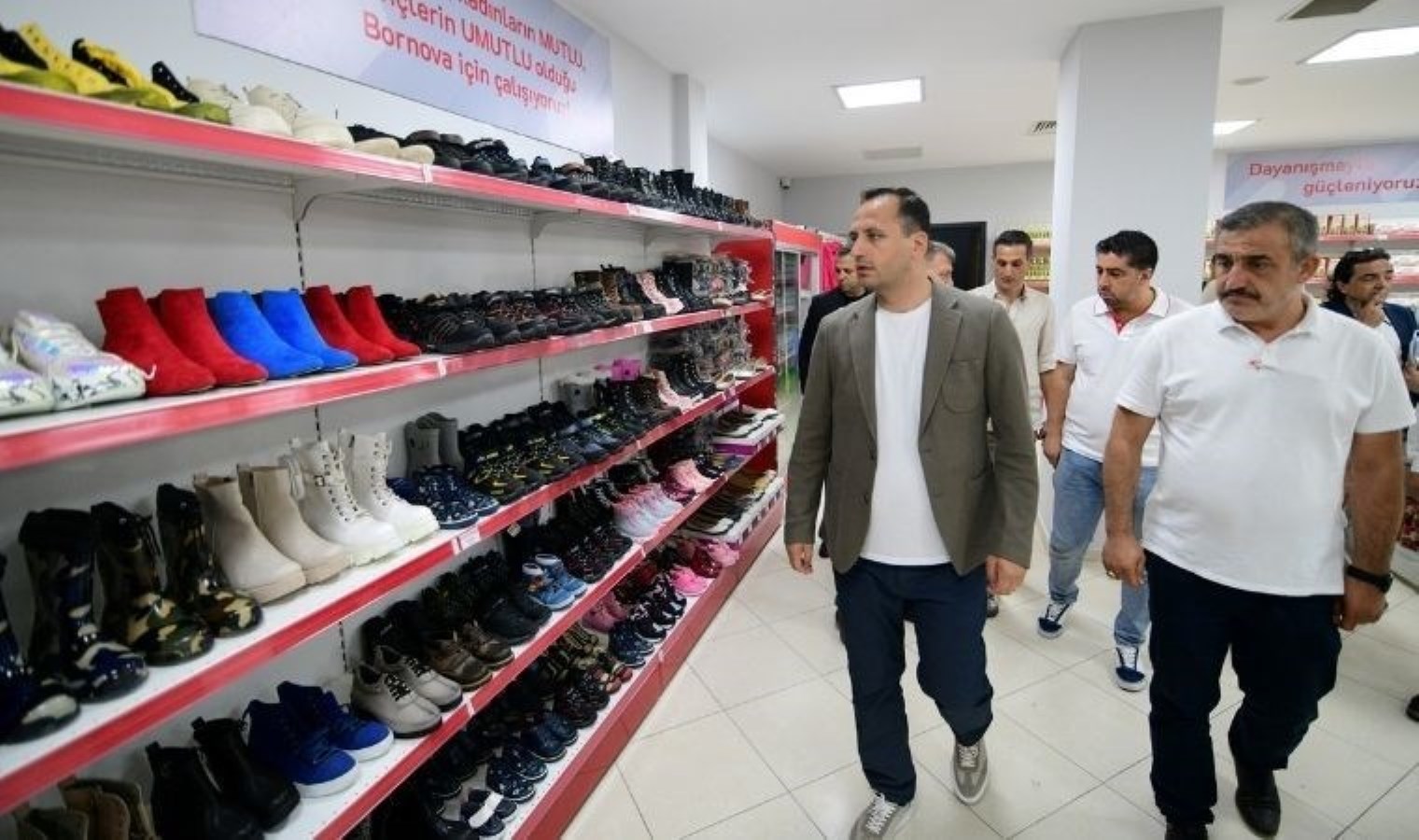 Kent'in ilk pazarı Bornova'da kapılarını açtı - Son Dakika Türkiye, Cumhuriyet'in Ege Haberleri