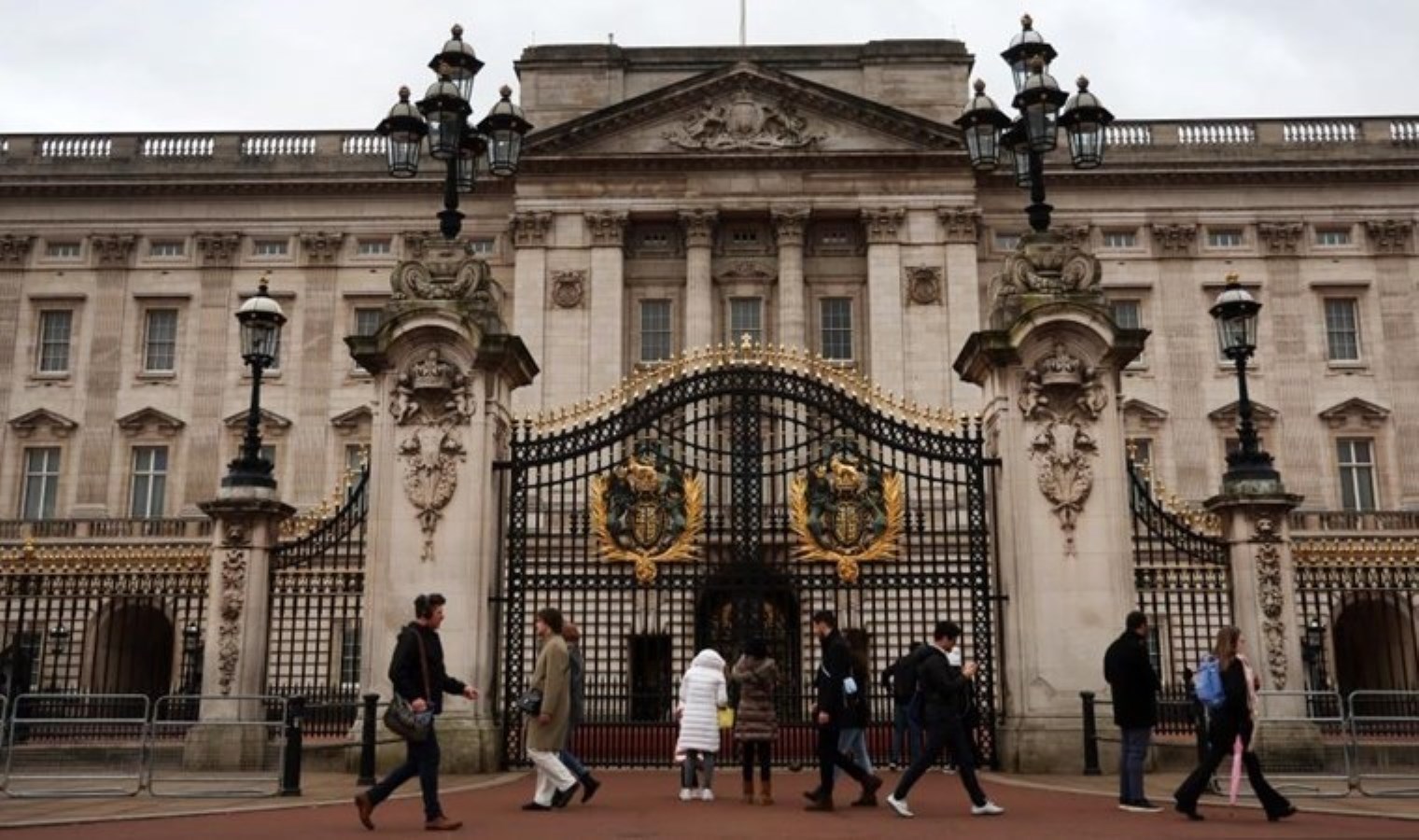Buckingham Sarayı'nın önünde elektrikli bisiklet patladı - Son Dakika Dünya Haberleri