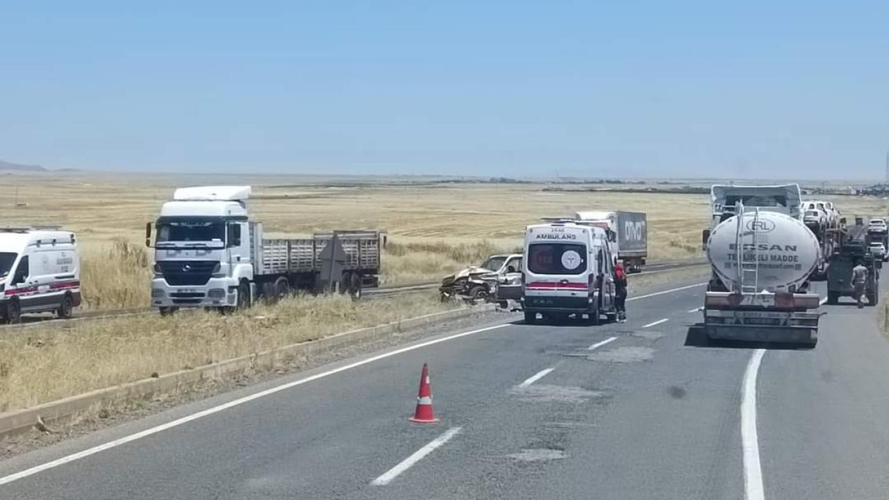 Mardin'de trafik adasına çarpan cipte 3 kişi yaralandı.