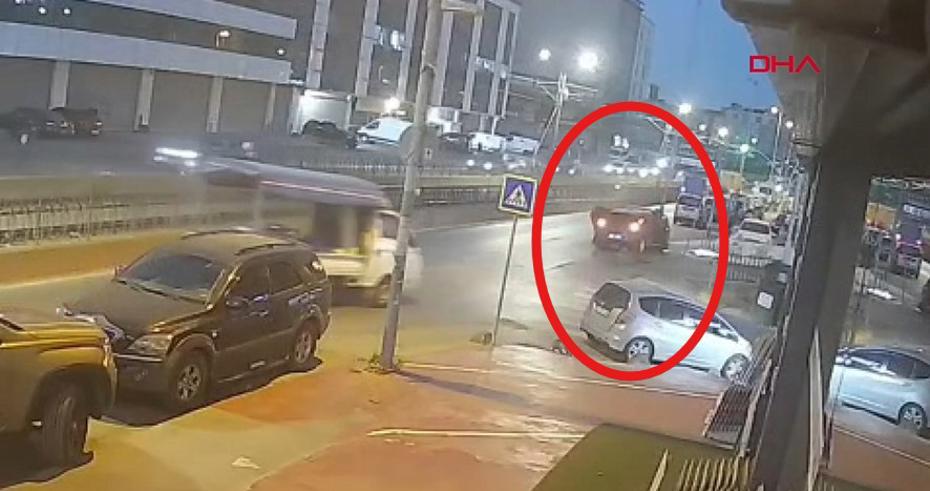 Sultangazi'de Kontrol Kaybı: Otomobil Aydınlatma Direğine Çarptı ve Kaçtı