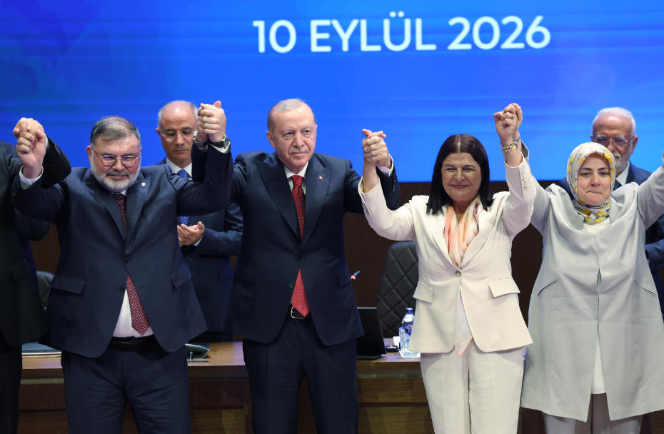 Foça Belediye Başkanı Saniye Bora Fıçı AK Parti'ye Katıldı