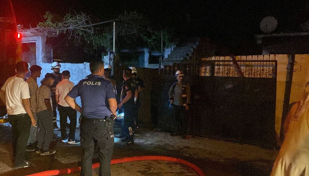 Ailesinin evini yaktı, linçten polis kurtardı - Son Dakika Türkiye Haberleri
