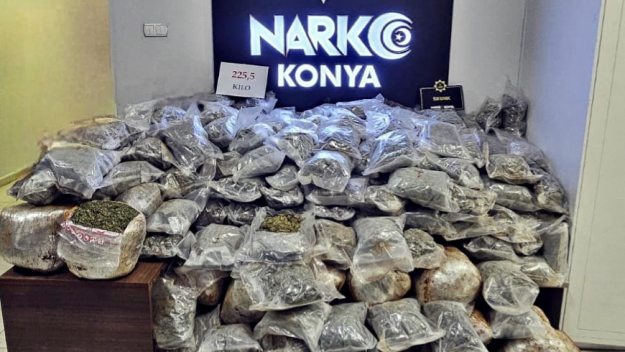Konya'da bir araçta 225,5 kilo uyuşturucu ele geçirildi