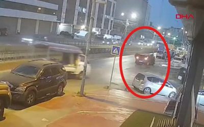 Sultangazi'de Kontrol Kaybı: Otomobil Aydınlatma Direğine Çarptı ve Kaçtı