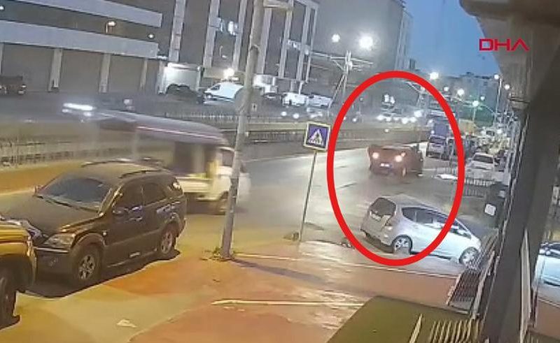 Sultangazi'de Kontrol Kaybı: Otomobil Aydınlatma Direğine Çarptı ve Kaçtı